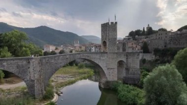 Besalu, Girona, Katalonya, İspanya 'daki nehir ve köprü.