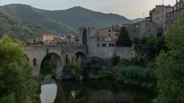 Most a řeka Fluvia v Besalu, Girona, Katalánsko, Španělsko — Stock video