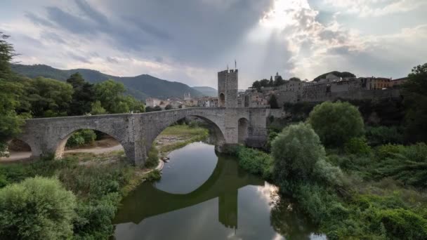 Most a řeka Fluvia v Besalu, Girona, Katalánsko, Španělsko — Stock video