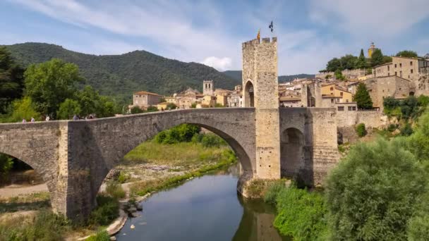 Most a řeka Fluvia v Besalu, Girona, Katalánsko, Španělsko — Stock video