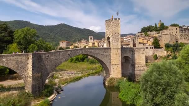 De brug en de rivier Fluvia bij Besalu, Girona, Catalonië, Spanje — Stockvideo