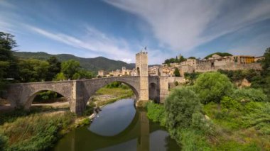 Besalu, Girona, Katalonya, İspanya 'daki nehir ve köprü.