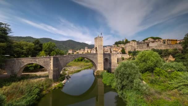 Besalu, Girona, Katalonya, İspanya 'daki nehir ve köprü. — Stok video