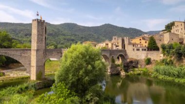 Besalu, Girona, Katalonya, İspanya 'daki nehir ve köprü.