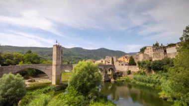 Besalu, Girona, Katalonya, İspanya 'daki nehir ve köprü.