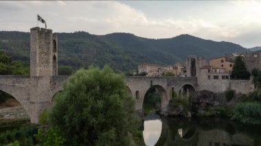 Besalu, Girona, Katalonya, İspanya 'daki nehir ve köprü.