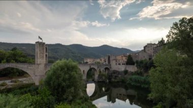 Besalu, Girona, Katalonya, İspanya 'daki nehir ve köprü.