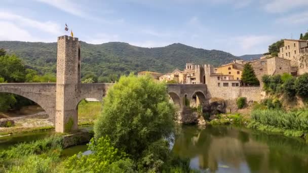 De brug en de rivier Fluvia bij Besalu, Girona, Catalonië, Spanje — Stockvideo