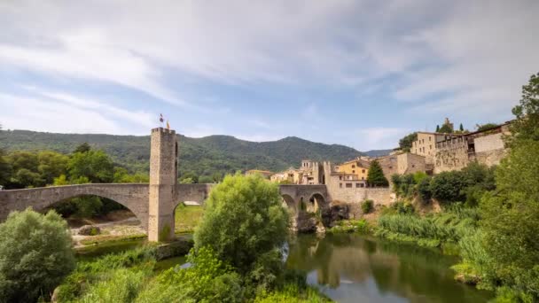 A híd és a folyó Fluvia a Besalu, Girona, Katalónia, Spanyolország — Stock videók