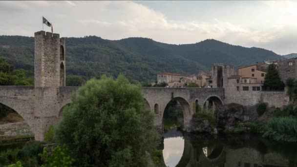 El puente y el río Fluvia en Besalu, Girona, Cataluña, España — Vídeo de stock