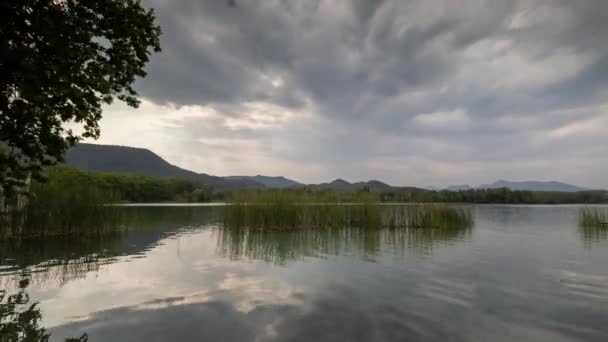 Lago Banyoles na Catalunha, Espanha — Vídeo de Stock