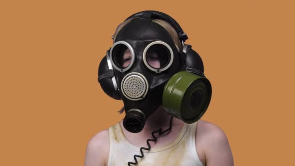 Niño con máscara de gas — Vídeo de stock