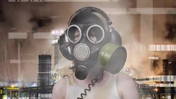 Kind draagt gasmasker met fabriek op de achtergrond — Stockvideo