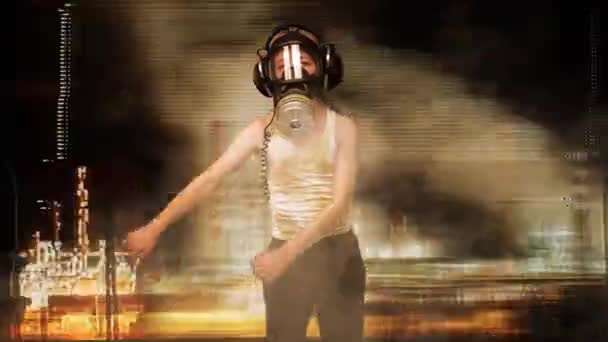 Enfant portant un masque à gaz et dansant le fil dentaire — Video