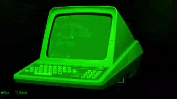 Oldtimer-Computer mit Code-Panne auf dem Monitor — Stockvideo