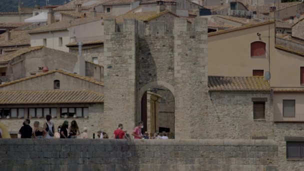 Il ponte e il fiume Fluvia a Besalu, Girona, Catalogna, Spagna — Video Stock