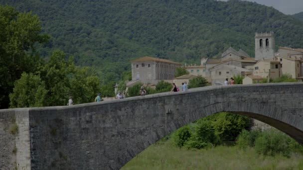 Most a řeka Fluvia v Besalu, Girona, Katalánsko, Španělsko — Stock video