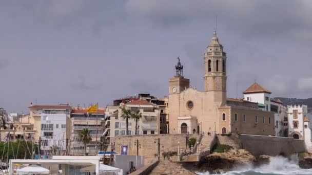 Muro del mar y ciudad, sitges, cerca de Barcelona, España — Vídeo de stock