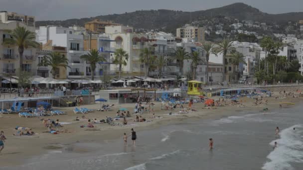 Persone sulla spiaggia, sitges, vicino a Barcellona, Spagna — Video Stock