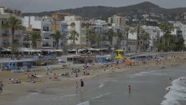 Pessoas na praia, sitges, perto de Barcelona, Espanha — Vídeo de Stock