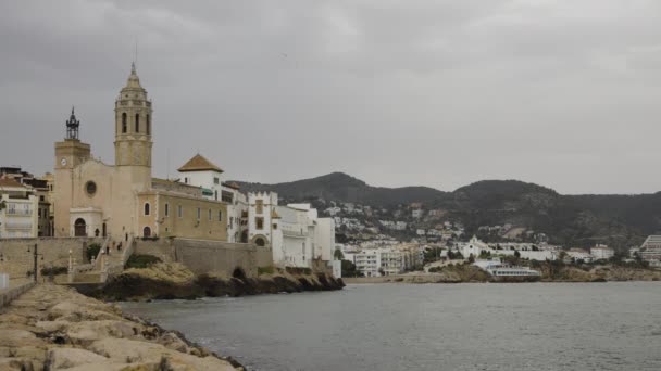 Muro do mar e cidade, sitges, perto de Barcelona, Espanha — Vídeo de Stock