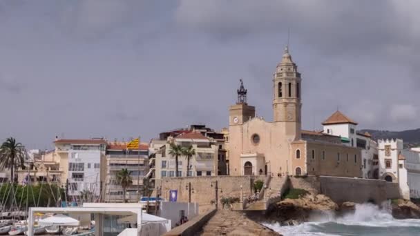 海の壁と町、サイト、バルセロナ、スペインの近く — ストック動画