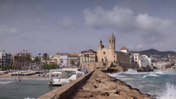 Muro do mar e cidade, sitges, perto de Barcelona, Espanha — Vídeo de Stock
