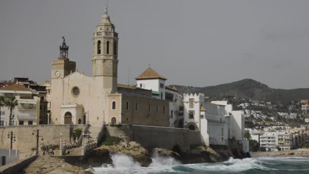 Muro do mar e cidade, sitges, perto de Barcelona, Espanha — Vídeo de Stock