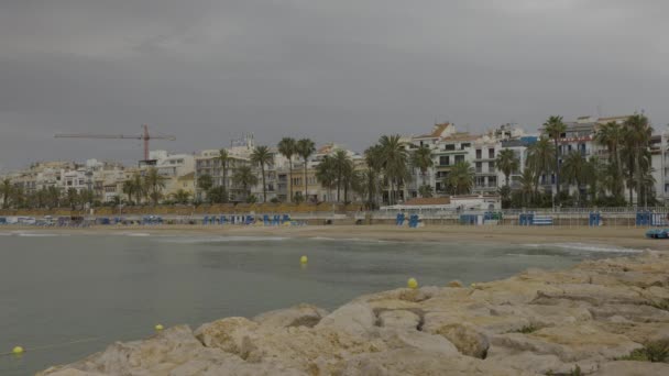 Osób na plaży, miejsc, w pobliżu Barcelony, Hiszpania — Wideo stockowe