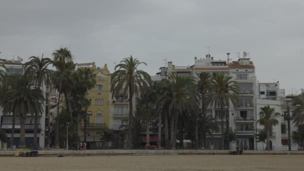 在西班牙巴塞罗那附近的海滩、海景的人们 — 图库视频影像