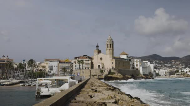 Sea wall and town, sitges, near Barcelona, Spain — Stock Video