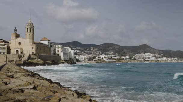 Muro del mar y ciudad, sitges, cerca de Barcelona, España — Vídeo de stock