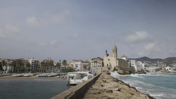 西班牙巴塞罗那附近的海堤和城镇 — 图库视频影像