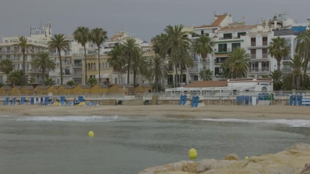 People on beach, sitges, near Barcelona, Spain — Stock Video