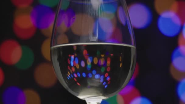 Vino bianco in vetro con luci sfocate — Video Stock