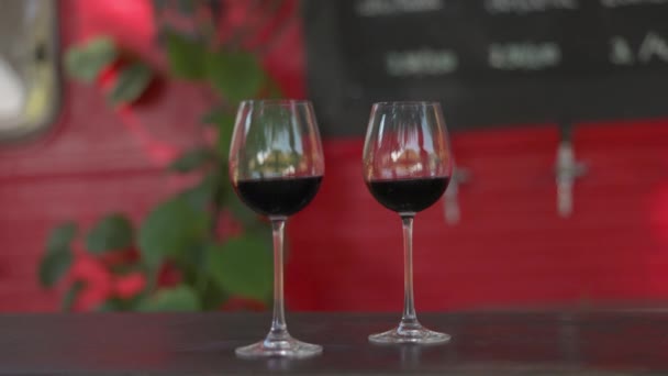 Wijzers met wijnglazen voor proost — Stockvideo