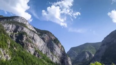 Bulutlar Monte Pedido dağlarının üzerinden geçiyor