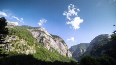 Bulutlar Monte Pedido dağlarının üzerinden geçiyor