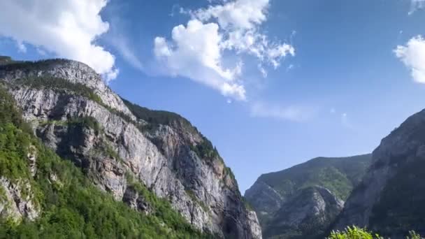 Moln som passerar över Monte pedido berg — Stockvideo