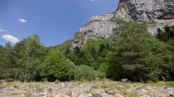 Nuvens passando sobre monte pedido montanhas — Vídeo de Stock