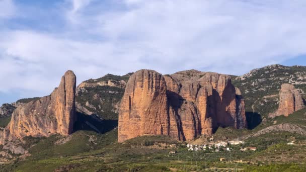 Arco iris sobre las montañas en Aragón, España — Vídeo de stock