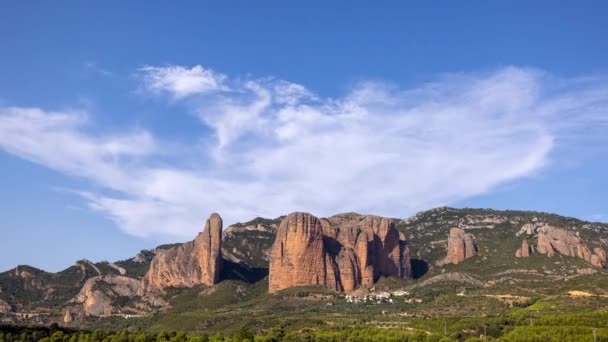Szivárvány a hegyek felett Aragóniában, Spanyolországban — Stock videók