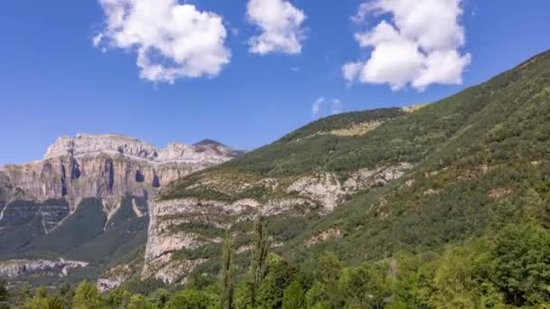 Wolken passeren monte pedido bergen — Stockvideo