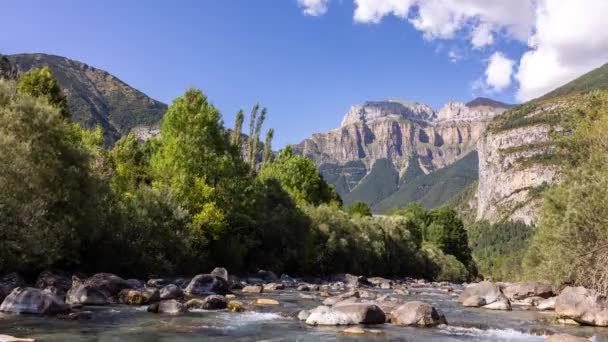 Moln som passerar över Monte pedido berg och flod — Stockvideo