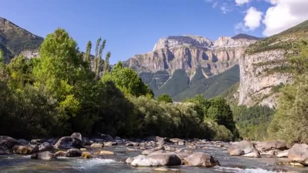 Wolken ziehen über monte pedido Berge und Fluss — Stockvideo