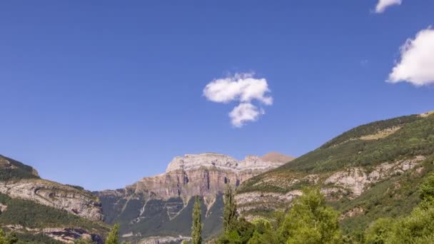 Nubes pasando por montañas de monte pedido — Vídeo de stock