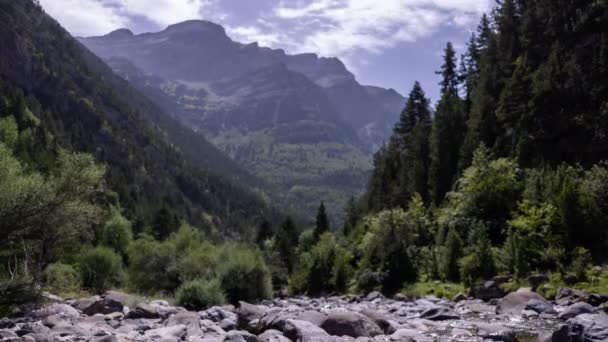 Felhők haladnak át a Monte Pedido hegyeken és folyón — Stock videók