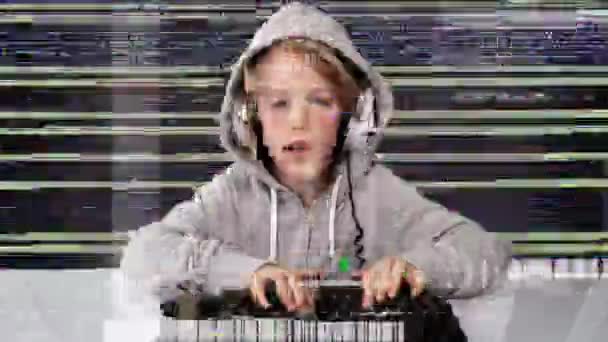 コンピューターキーボードを使用してパーカーを持つ子 — ストック動画
