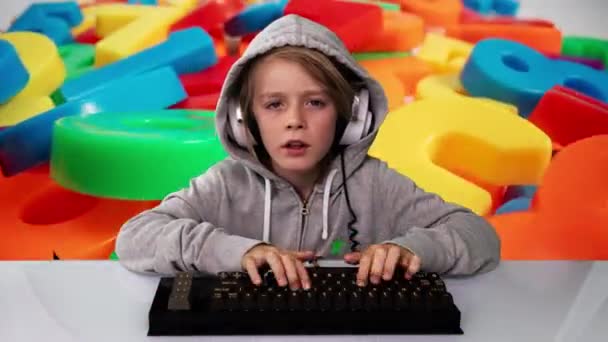 コンピューターキーボードを使用してパーカーを持つ子 — ストック動画