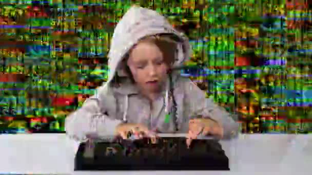 Kind mit Kapuzenpullover mit Computertastatur — Stockvideo
